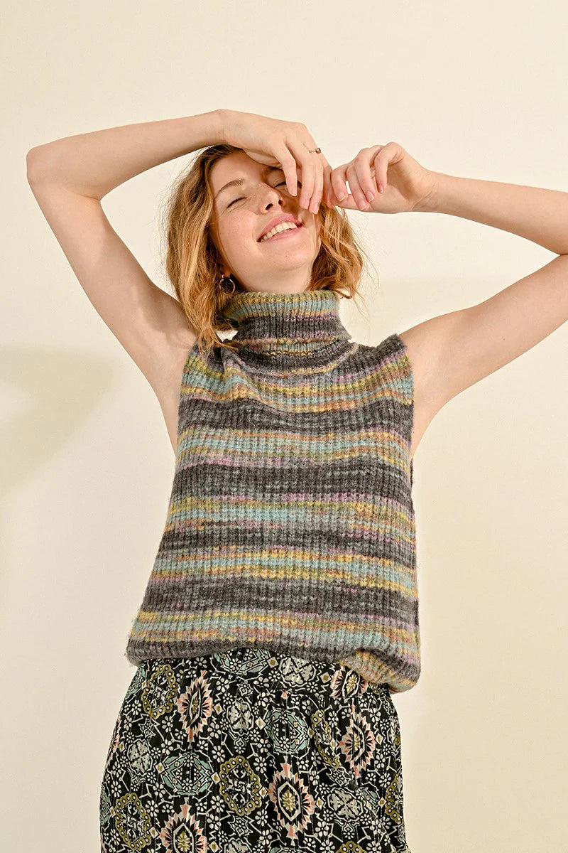 MULTICOLOR SLEEVELESS TURTLENECK SWEATER