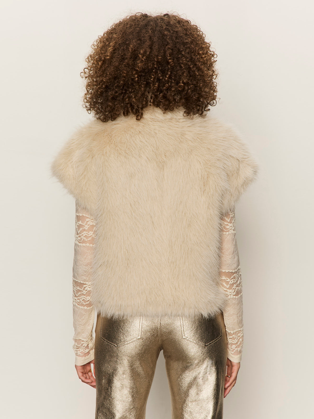 SILKY FUR VEST ALMOND CREAM