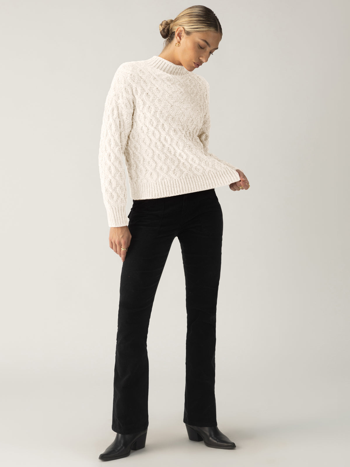 CABLE MOCK NECK SWEATER LIGHT ALMOND